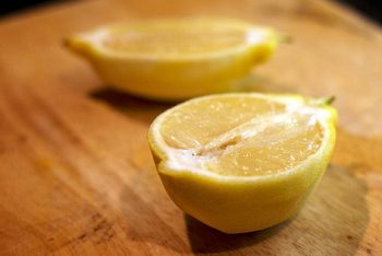 Deep clean your cutting boards, how to clean cutting boards, cutting board cleaning tips, popular pin, cleaning hacks, clean kitchen, dishwashing tips,
