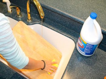 Deep clean your cutting boards, how to clean cutting boards, cutting board cleaning tips, popular pin, cleaning hacks, clean kitchen, dishwashing tips,